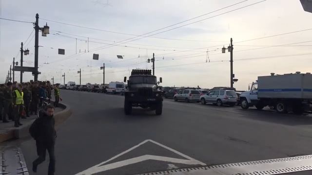 Военная колонна на Литейном мосту. смотреть онлайн