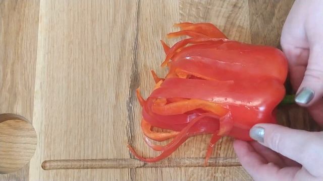 Пышный цветок из сладкого перца, простая идея как сделать украшения для салата / овощной тарелки смотреть онлайн