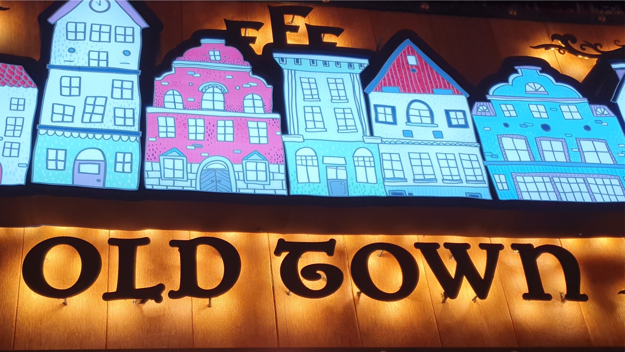 Ночной рынок в старом городе. Тайланд, Пхукет. Февраль 2023 г.