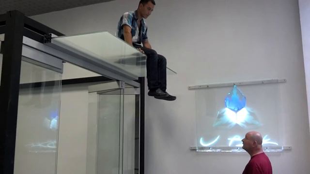 ЮБК  - Демонстрация прочности стеклянного козырька от компании ЮБК