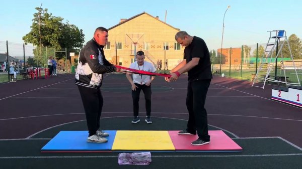 Самые сильные люди Вавожа борются в бендрестлинг