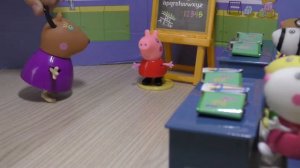 Свинка Пеппа в школе мультик из игрушек свинка пеппа получила двойку вызвали родителей в школу пепа