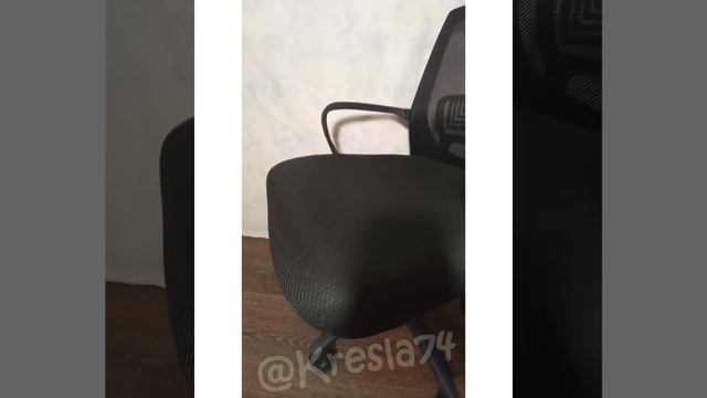 Черное сетчатое компьютерное кресло