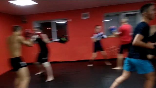 Тренировка по ударной технике в КСЕ Один на один. Тренер Крючков В.Н. смотреть онлайн