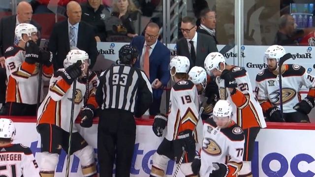 John Gibson and Petr Mrazek join scrum as fights erupt between Ducks and Blackhawks смотреть онлайн