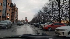 Парковка задним ходом в реальных условиях среди машин у магазина