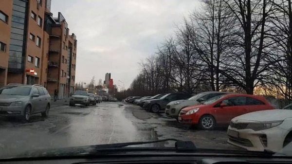 Парковка задним ходом в реальных условиях среди машин у магазина