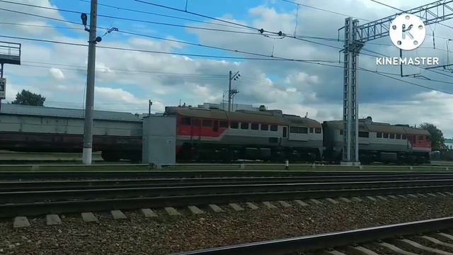 "Задом-наперед!" 2-УХ СЕКЦИОННЫЙ тепловоз ДМ62 толкает товарные вагоны. смотреть онлайн