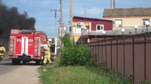 Пожарные тушат горящий автомобиль. Firemen extinguish a burning car.