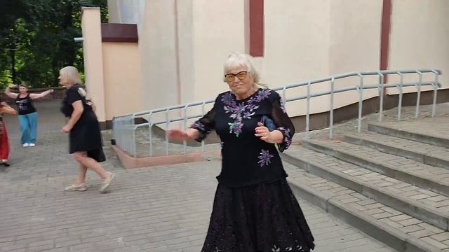 8.07.23г..."ЦВЕТЁТ АКАЦИЯ"...в Гомельском парке на танцполе... смотреть онлайн