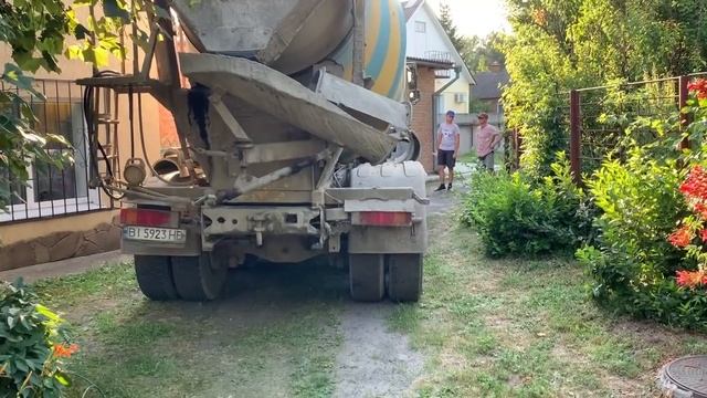 Загнали Бетоновоз в нору. Принимаем 5м3 бетона смотреть онлайн