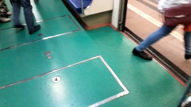 Вагон метро синие лавочки зеленый пол, метро Медведково смотреть онлайн