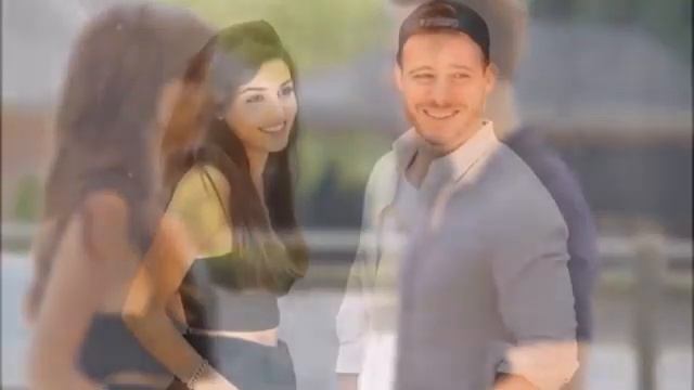 Кто эта женщина на одном фото с Ханде Эрчел и Керемом Бюрсином?