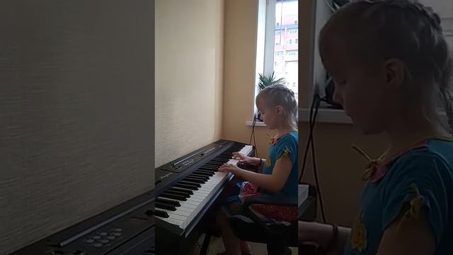 Веденеева Дарина (7 лет) Л. Моцарт "Полонез" смотреть онлайн