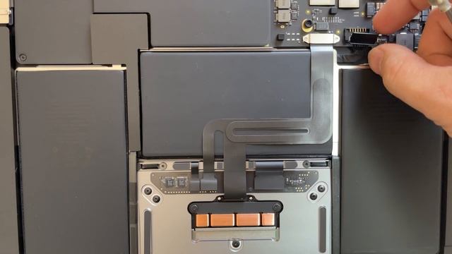 Решили заклеить плёнку на матрицу получили минус дисплей MacBook Air 13 2020 A2337 M1 Processor смотреть онлайн