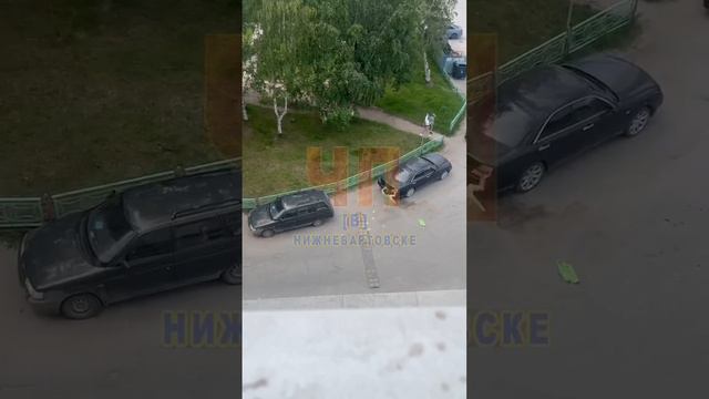 В Нижневартовске пьяная женщина громила машины смотреть онлайн