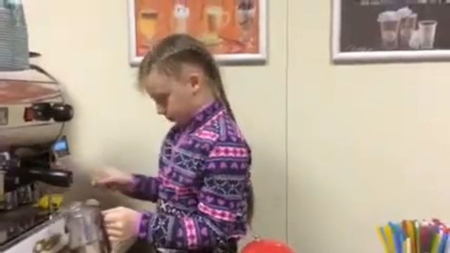 бариста Аня готовит какао barista Anya is preparing cocoa смотреть онлайн