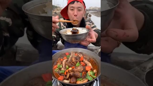 Dagang eats prawns, octopus, conch, cat's eye snails, and scallops #yummy #seafoodboil #eatingshow смотреть онлайн