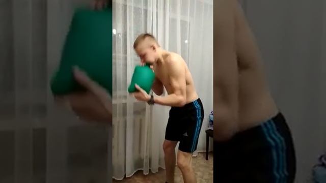 ШОК! ЛОПНУЛ ГРЕЛКУ 3 ЛИТРА!!! В 17 ЛЕТ смотреть онлайн