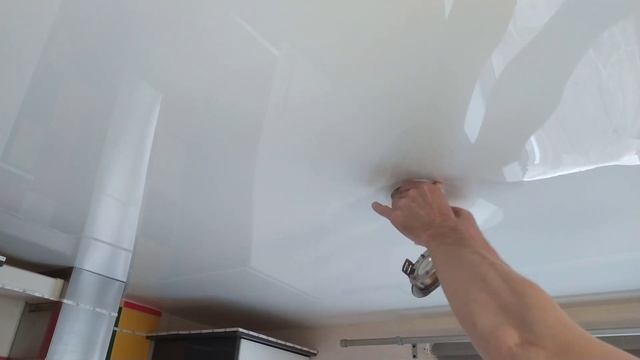 Как убрать воду с натяжного потолка самостоятельно смотреть онлайн