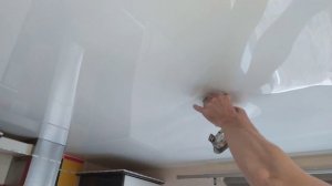 Как убрать воду с натяжного потолка самостоятельно