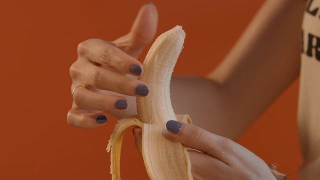 Why didn't anyone tell this great truth about bananas before?! смотреть онлайн