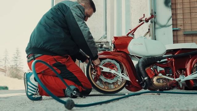 DDR Custom Moped bringt Menschen zum Weinen | Low Starlet | Sourkrauts Sonntagskino смотреть онлайн