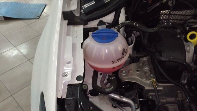 VOLKSWAGEN POLO NEW Установка упоров капота от компании ПАТРИОТ смотреть онлайн