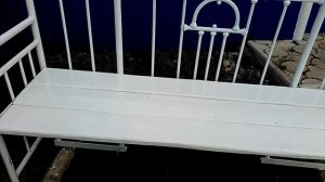 скамейка из старой железной кровати