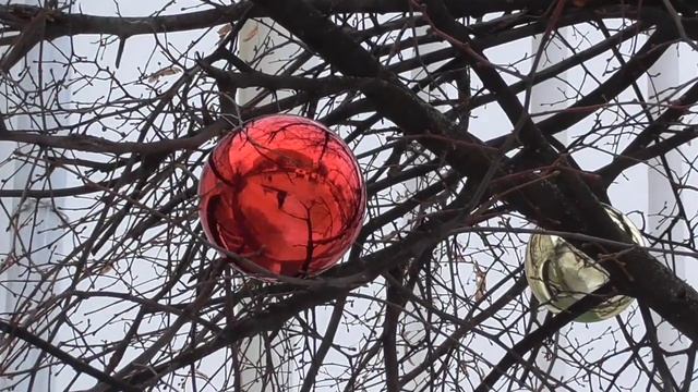 Новогодние шарики украшают дерево смотреть онлайн