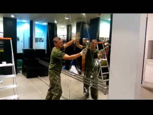 Демонтаж зеркала при помощи молотка | Как отклеить зеркало от стены