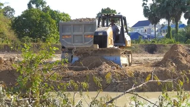 Good job! DumpTruck TRAGO DAEWOO HYUINDAI Mini Bulldozer CAT Working as Team смотреть онлайн