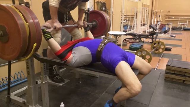 200 кг *2/3 подхода. Один слой. Начало тренировок после лечения плеча. С/вес 90кг. смотреть онлайн