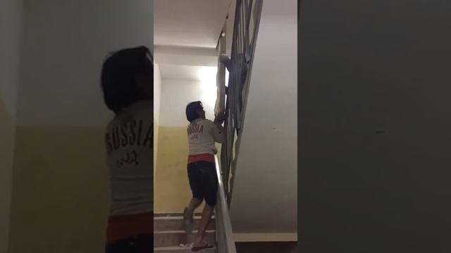 КАК ПРОНЕСТИ КУХОННУЮ СТОЛЕШНИЦУ 4 МЕТРА МЕЖДУ ЛЕСТНИЧНЫМ ПРОЛЕТОМ смотреть онлайн