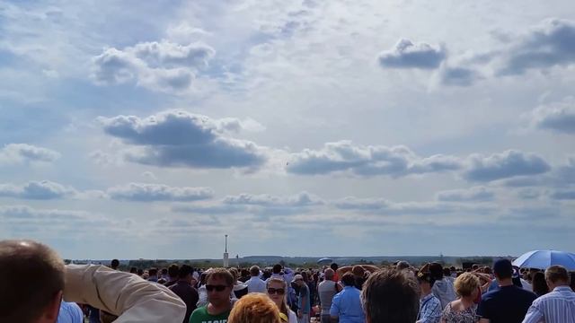 Сухой Т-50 (ПАК ФА) на МАКСе 2015, лётчик: Герой РФ, Сергей Леонидович Богдан смотреть онлайн