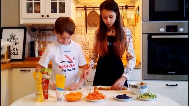 Как приготовить шаурму в домашних условия. Шаурма из курицы. Дети повара. смотреть онлайн