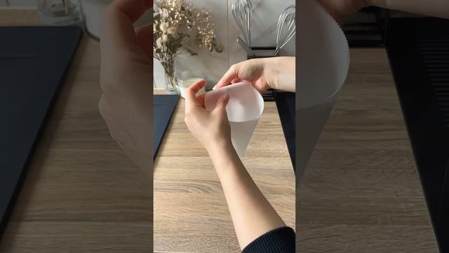 Делаем быстрый кондитерский мешок❗️#кондитер #shorts #лайфхак #десерты #рецепты #декорторта #айсинг смотреть онлайн