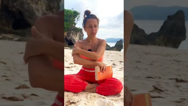 Alternate Nostril Breathing Exercise! #yoga #pranayama #beachyoga #breathingexercises смотреть онлайн