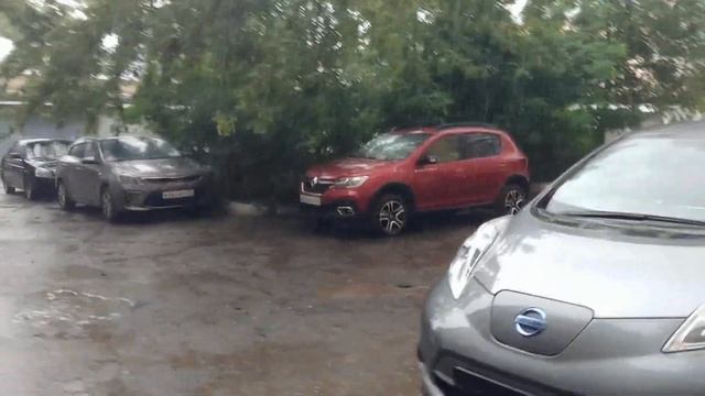 Опасность электромобиля в сильный ливень! смотреть онлайн