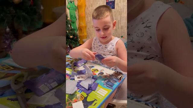 В магазине Лента , нам дали много татух и наклеек , что Тёма решил снять распаковку !!!! смотреть онлайн