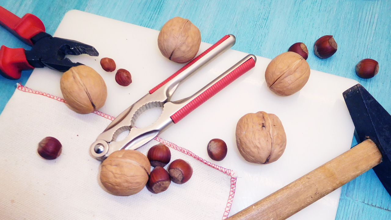Как чистить грецкие орехи и фундук. Как легко колоть орехи смотреть онлайн