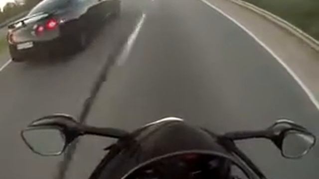 Гонка Nissan GTR против Yamaha R1 и Suzuki GSX R1 смотреть онлайн