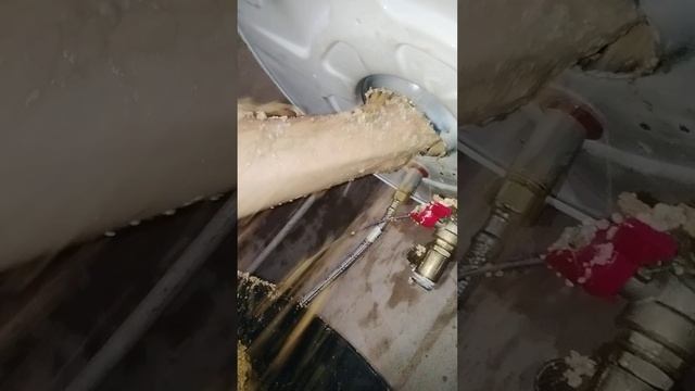 Чистка водонагревателя. Чистка бойлера. Водонагреватель в эксплуатации 18 лет. смотреть онлайн