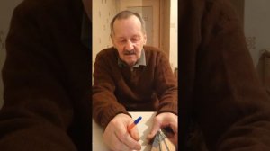 Самодельная двухместная палатка из пленки в виде трёхгранной пирамиды.