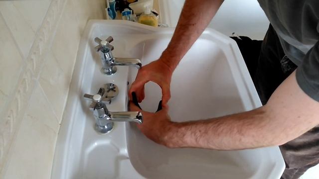 Replacing a click-clack basin waste смотреть онлайн