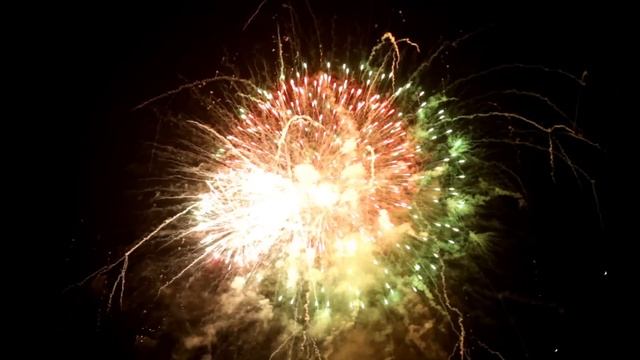 Colourful firework with relaxing piano music (New Year's Eve Screensaver) смотреть онлайн