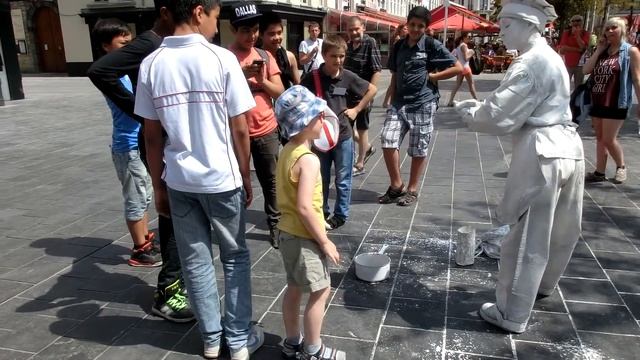 Лева и "памятник" в Антверпене смотреть онлайн