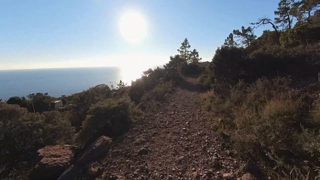 Promenade à Notre Dame d'Afrique à Théoule sur mer avec vue sur palais bulles смотреть онлайн