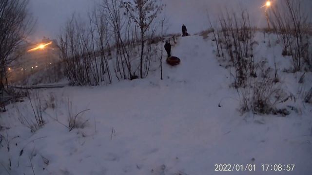 Русская зима. Катание на тюбинге с горки. Тюбинг - надувные санки. смотреть онлайн