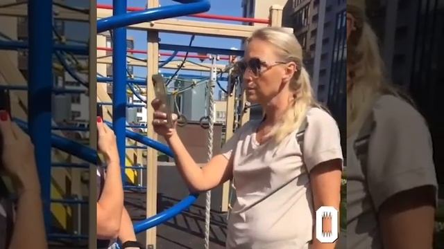 #аутисты #особеннедети #жестокиелюди Женщина выгоняет детей аутят с детской площадки. смотреть онлайн
